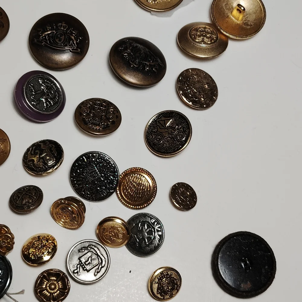 Assorted Button Collection - Picture 8 of 15
